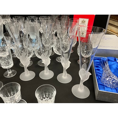 96 - Glass - a quantity of glassware including; a set of ten Waterford cut glass wine glasses, set of fou... 