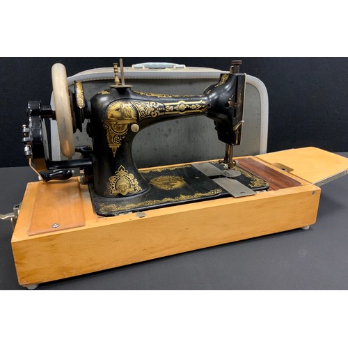 189 - A Singer Torpedo Shuttle sewing machine, cased.