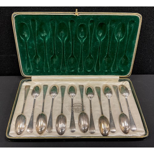 267 - A set of twelve Hanoverian style silver tea spoons, cased, London 1925, 190.8 grams.