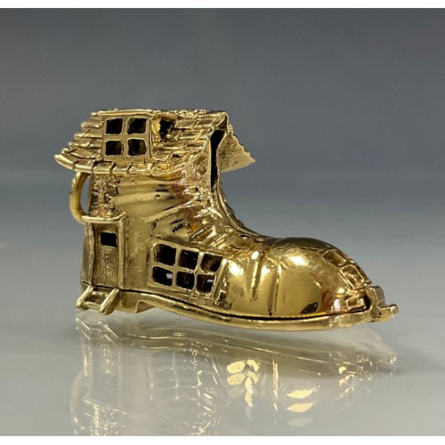 301 - A 9ct gold charm, the old woman who lived in a shoe, 9g