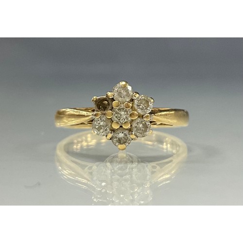 303 - A diamond daisy head seven stone cluster ring, total diamond weight 0.50ct, 18ct gold shank, size N,... 