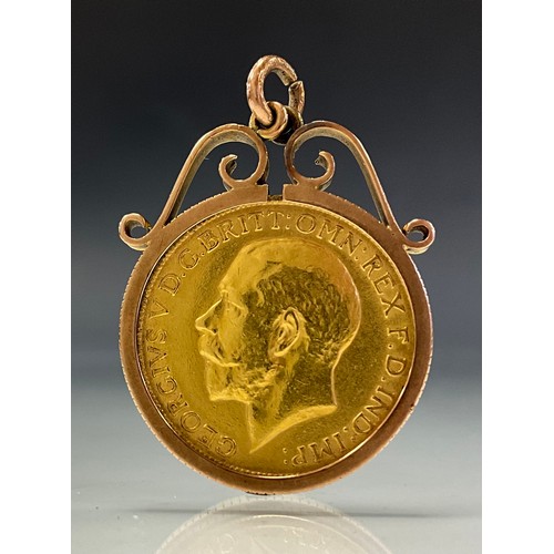 319 - A George V sovereign pendant, 1915, 9ct gold mount, 10.1g gross