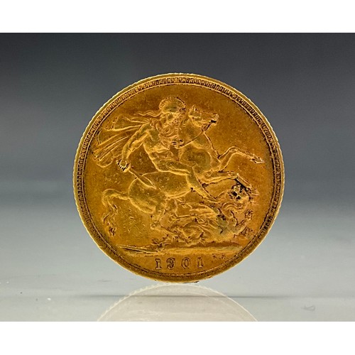 323 - A Victorian Sovereign, 1901, London mint, 8g