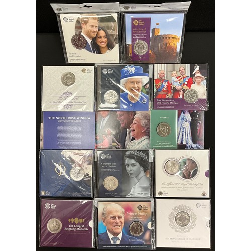 327 - Coins & Tokens - brilliant uncirclated coins, £5.00 The Royal Birth 2015, To have and To Hold 2018, ... 