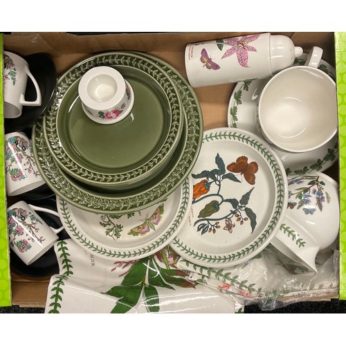 687 - Portmerion table ware inc Botannic Gardens, Totem, British Birds, etc, inc plates, bowls, mugs and c... 