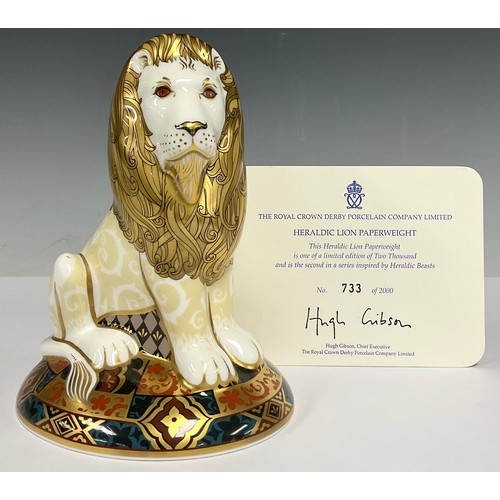 29 - A Royal Crown Derby paperweight, The Heraldic Lion, limited edition 733/2000, gold stopper, 14.5cm h... 