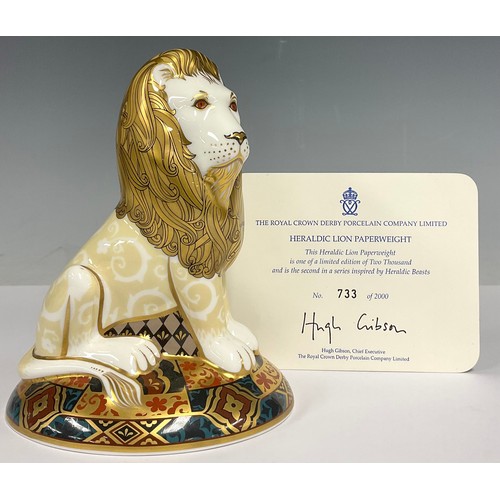 29 - A Royal Crown Derby paperweight, The Heraldic Lion, limited edition 733/2000, gold stopper, 14.5cm h... 