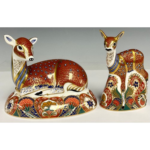 36 - A Royal Crown Derby paperweight, Roe Deer, Collectors Guild exclusive, 16.5cm wide, gold stopper, pr... 