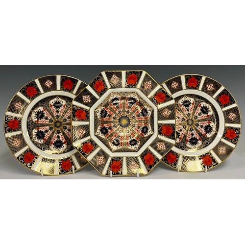 4 - A pair of Royal Crown Derby 1128 circular plates; an 1128 octagonal plate (3)