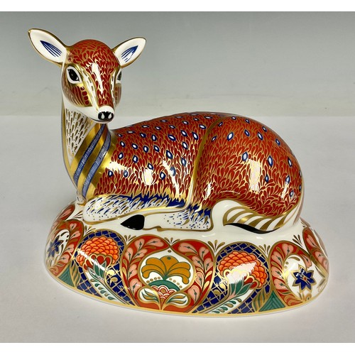 46 - A Royal Crown Derby paperweight, Roe Deer, Collectors Guild exclusive, 17cm wide, printed marks in r... 