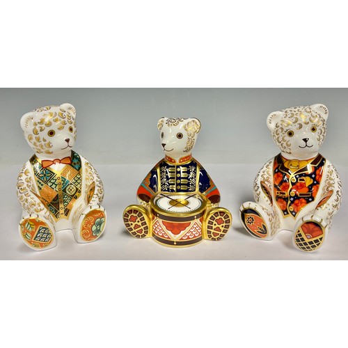 49 - A Royal Crown Derby paperweights, Regal Goldie Teddy Bear, limited edition of 1000, signed, gold sto... 