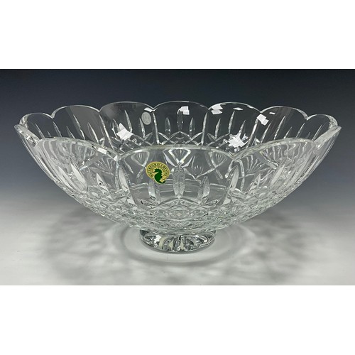 1354 - A large Waterford Crystal Lismore pattern statement fruit bowl centrepiece, with cut glass decoratio... 