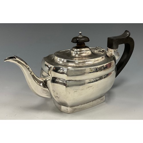 218 - A George V silver bachelor's teapot, ebony handle and thumb piece,  K & L, Birmingham 1932, 22.5cm l... 