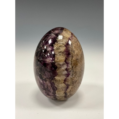 1945 - A Derbyshire Blue John fluorite egg paperweight, possibly Wynatts one vein, approx. 7cm long.