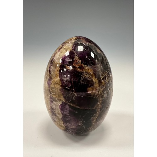 1945 - A Derbyshire Blue John fluorite egg paperweight, possibly Wynatts one vein, approx. 7cm long.