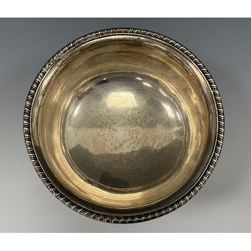 121 - A George IV Irish silver rose bowl, Stephen Bergin, Dublin 1821 plain body beneath beaded edge lip, ... 