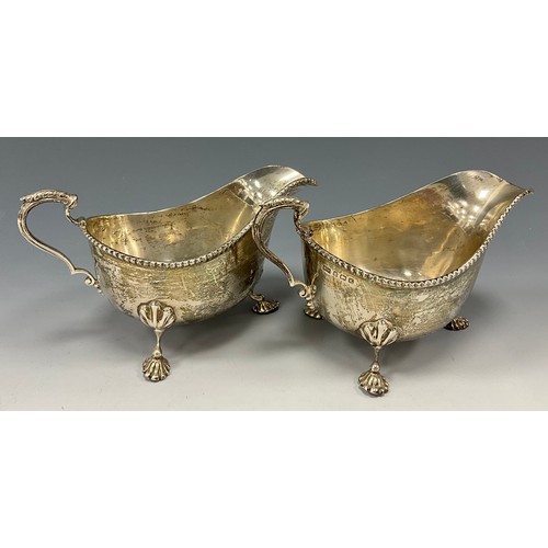 391 - A pair of George V silver sauce boats, Walker and Hall, Birmingham 1934, 9.12ozt (2)