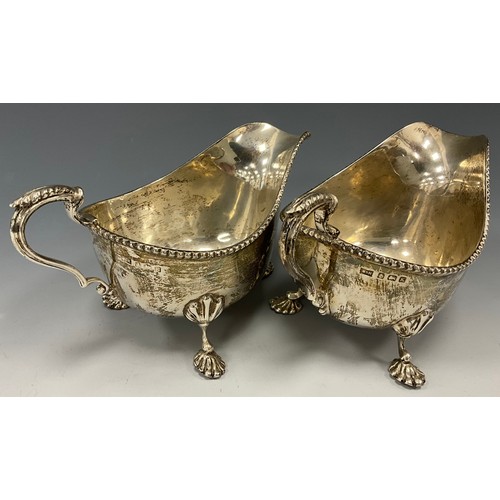 391 - A pair of George V silver sauce boats, Walker and Hall, Birmingham 1934, 9.12ozt (2)