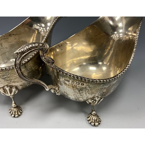 391 - A pair of George V silver sauce boats, Walker and Hall, Birmingham 1934, 9.12ozt (2)