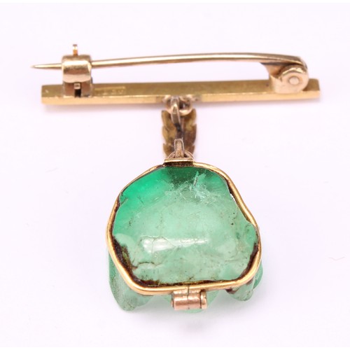 679 - Alfred Lyndhurst Pocock (1882 - 1962), an 18ct gold mounted emerald intaglio brooch, carved as the f... 