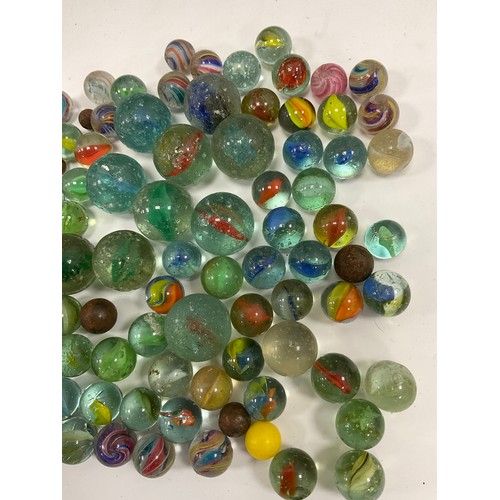 1360 - A collection of 19th century and later glass marbles, ranging from approx 24mm to 14mm diameters, in... 