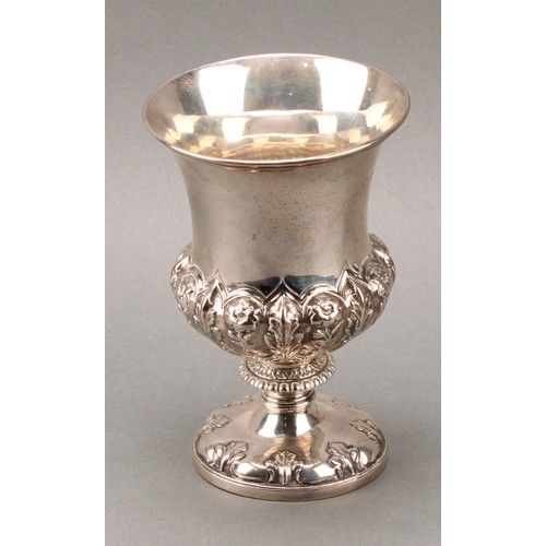 439 - A William IV silver campana goblet, chased and embossed with acanthus and flowerheads, 15cm, London ... 