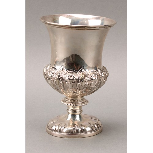 439 - A William IV silver campana goblet, chased and embossed with acanthus and flowerheads, 15cm, London ... 