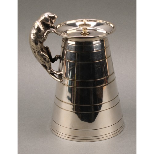 54 - An early 20th century E.P.N.S novelty milk or cream ewer, as a churn, the handle cast as a cat peeri... 