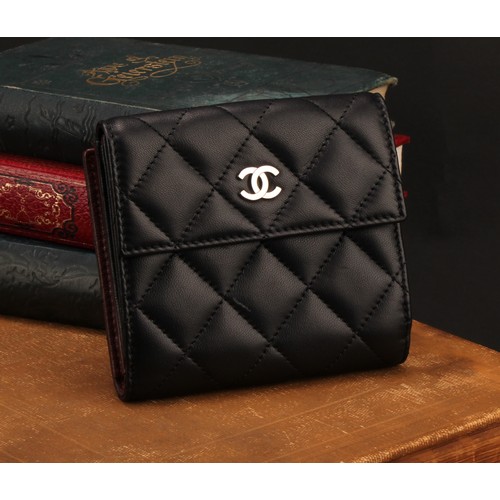 2015 - A Chanel quilted black leather purse, interlacing double C monogram in silver, burgundy interior, S-... 