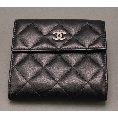 2015 - A Chanel quilted black leather purse, interlacing double C monogram in silver, burgundy interior, S-... 