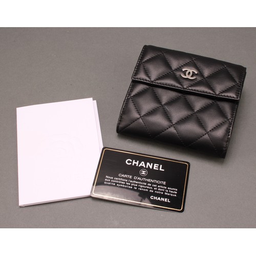 2015 - A Chanel quilted black leather purse, interlacing double C monogram in silver, burgundy interior, S-... 