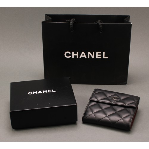 2015 - A Chanel quilted black leather purse, interlacing double C monogram in silver, burgundy interior, S-... 