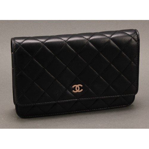 2016 - A Chanel quilted black leather wallet with chain, interlacing double C monogram in beige, silver cha... 