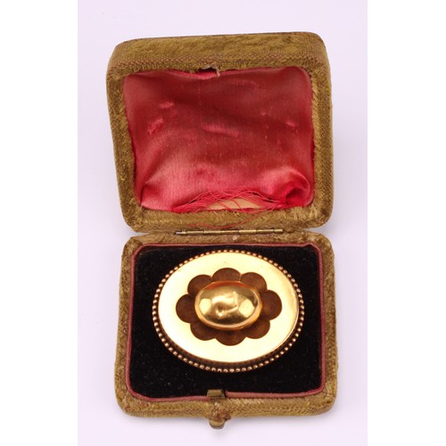 522 - A 19th century 18ct gold oval target brooch, marked 18, oval aperture to verso, 4.5cm, 16.7g, boxed