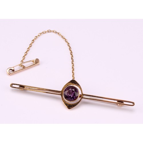 607 - A late 19th/early 20th century 15ct gold bar brooch, set with a single faceted circular amethyst, sa... 