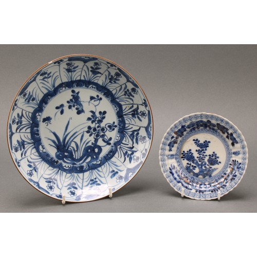 1425 - An early 18th century Chinese circular dish, painted in tones of underglaze blue with flowers and ro... 