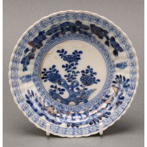 1425 - An early 18th century Chinese circular dish, painted in tones of underglaze blue with flowers and ro... 