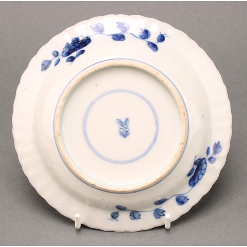 1425 - An early 18th century Chinese circular dish, painted in tones of underglaze blue with flowers and ro... 