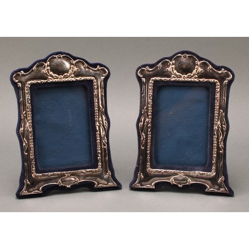 150 - A pair of Art Nouveau style silver easel photograph frames, 22cm high, London 1984