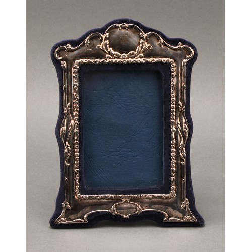 150 - A pair of Art Nouveau style silver easel photograph frames, 22cm high, London 1984