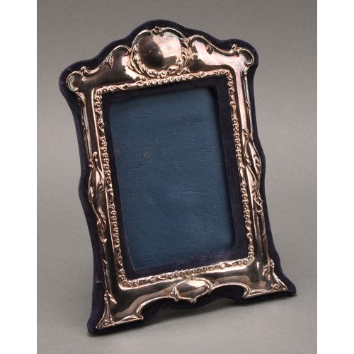 150 - A pair of Art Nouveau style silver easel photograph frames, 22cm high, London 1984