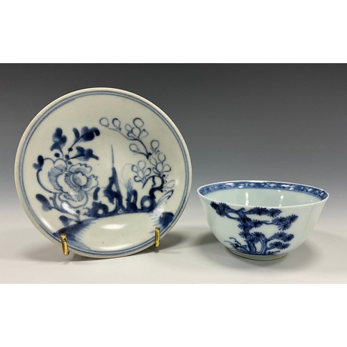 1384 - A 19th century Chinese under glazed blue and white saucer and conforming tea bowl, 8cm dia, a 18th c... 