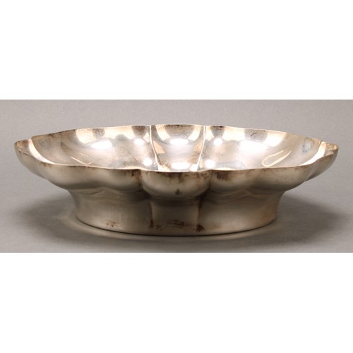 480 - An Elizabeth II silver lobed circular dish, 23.5cm wide, Barker Ellis Silver Co., Birmingham 1965, 4... 