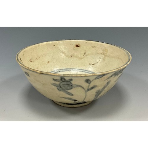 1386 - A Chinese blue and white rice bowl, possibly Kangxi period, painted to the exterior with blossoms am... 