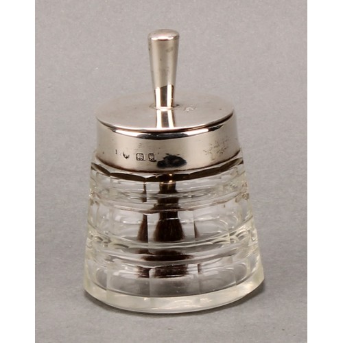 475 - An Edwardian silver mounted glue pot, the cover with integral brush, 8cm high, Mappin & Webb, London... 