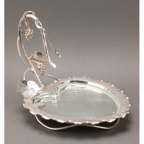 52 - An early 20th century E.P.N.S heart shaped grape dish, fruiting vine superstructure, glass plateau, ... 