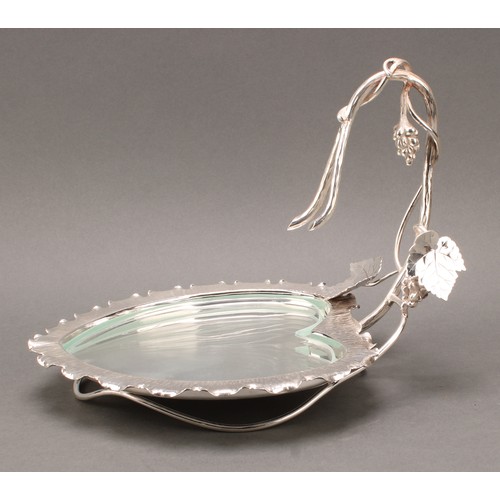 52 - An early 20th century E.P.N.S heart shaped grape dish, fruiting vine superstructure, glass plateau, ... 