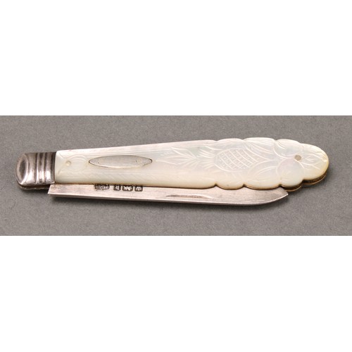 168 - A Victorian silver and mother of pearl folding pocket fruit knife, 8.5cm long (folded), Sheffield 18... 