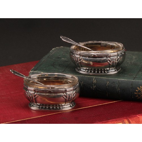 374 - A pair of early 20th century French silver boat shaped salts, glass liners, 6.5cm wide, spoons ensui... 