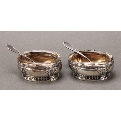 374 - A pair of early 20th century French silver boat shaped salts, glass liners, 6.5cm wide, spoons ensui... 